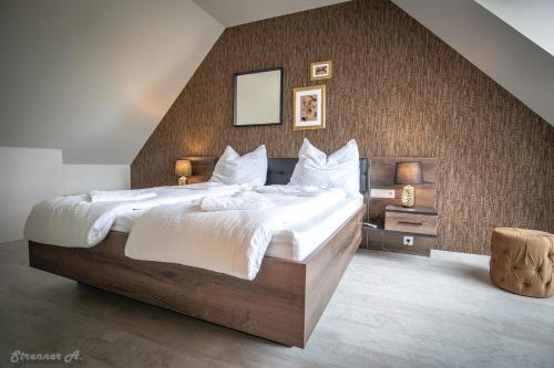 sypialnia z dużym łóżkiem w pokoju w obiekcie PIHE apartmanok w Balatonfüred