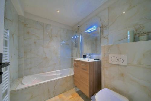une salle de bain avec une baignoire, des toilettes et un lavabo dans l'établissement Magnifique 3 pièces en plein cœur de Cannes, à Cannes