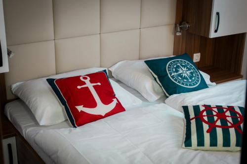 Een bed of bedden in een kamer bij SH Porto 1 Floating House, Marina Portorož