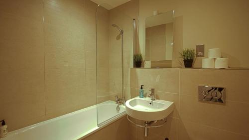 Phòng tắm tại Superb City Center 1 or 2 BR Apts King Bed