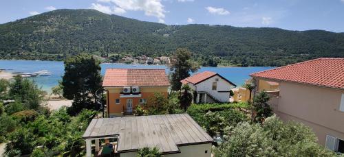 um grupo de casas com um lago ao fundo em Apartmani Grebastica em Grebaštica