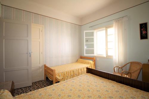 une chambre avec deux lits et une fenêtre dans l'établissement V-T3- VILLA 200m PLAGE !, à Canet