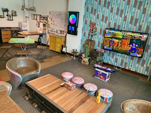 安平的住宿－異宿風巢景觀旅店 ，一间教室,配有桌子和电子游戏