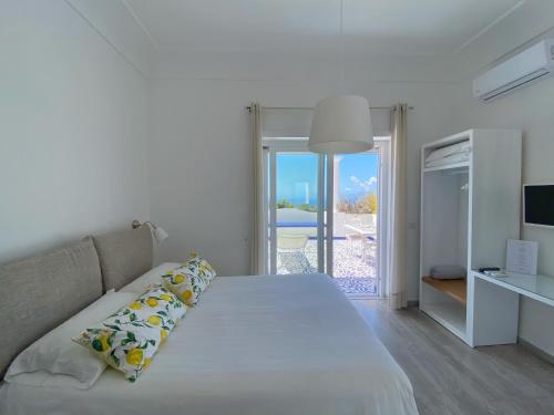 Schlafzimmer mit einem Bett und Meerblick in der Unterkunft La Giuliva Charming Rooms in Anacapri