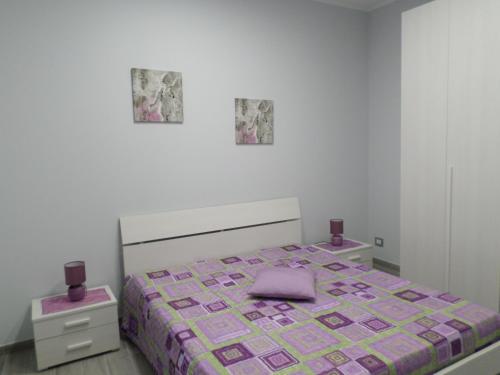 トラーパニにあるDue Passi dal Mareのベッドルーム(紫色の掛け布団付きのベッド1台付)