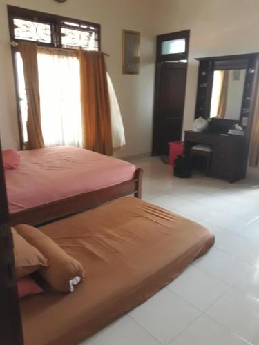 
A bed or beds in a room at Denisa Guest House
