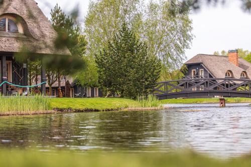 Blick auf einen Fluss in der Nähe des Hotels