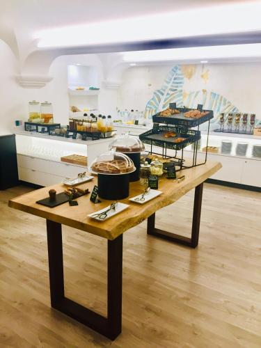 Makanan di atau berdekatan hotel