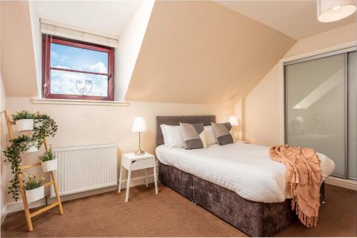 a bedroom with a bed and a window at Elliot Suite No9 - Donnini Apartments in Ayr