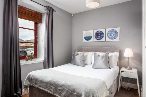 a bedroom with a bed and a window at Elliot Suite No3 - Donnini Apartments in Ayr