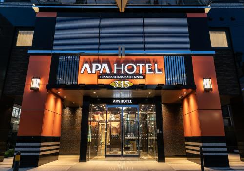 un hôtel avec un panneau à l'avant dans l'établissement APA Hotel Namba-Shinsaibashi Nishi, à Osaka