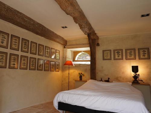a bedroom with a white bed and a window at Ferme du bois de Veude in Anché