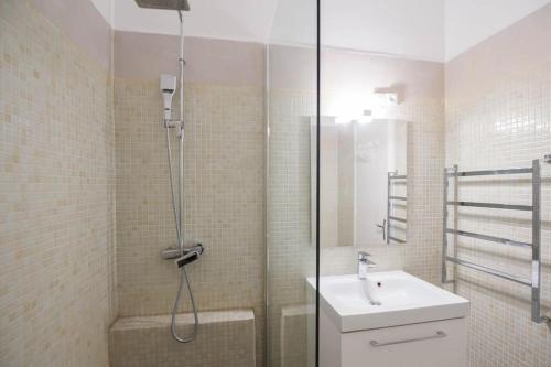 une salle de bain avec douche et lavabo dans l'établissement Balcony on the true Marseille, à Marseille