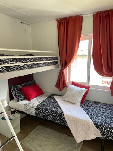 科利科的住宿－Bungalow Lido，一间卧室设有两张双层床和一扇窗户。