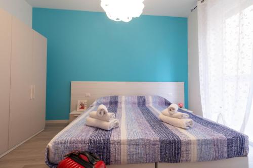 a bedroom with two towel animals on a bed at Le Casette Di Osvaldo in Lecco