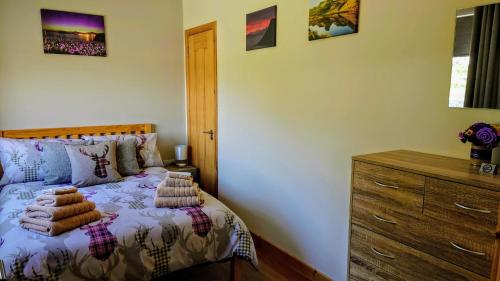 Postel nebo postele na pokoji v ubytování Uig Chalets Idrigill Hill Chalet