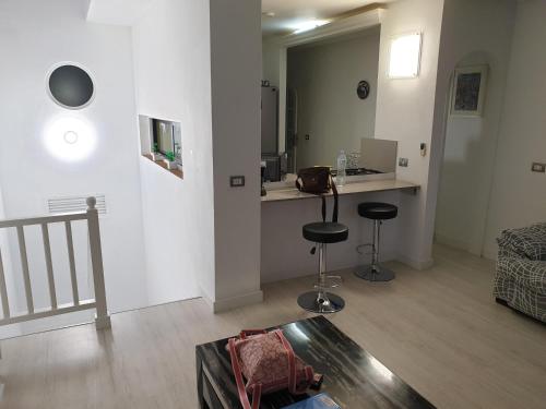 a living room with a counter and two stools at The Palms Golf del Sur in San Miguel de Abona