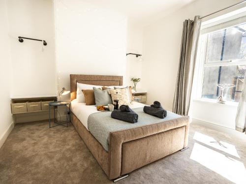 Cama o camas de una habitación en Central Plymouth Georgian Apartment - Sleeps 5 - Private Parking - By Habita Property