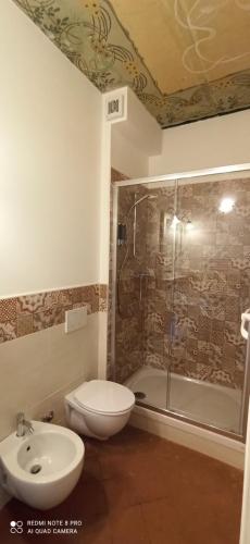 a bathroom with a toilet and a shower and a sink at B&B Il Cardinale in Rocca di Mezzo
