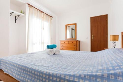 ein Schlafzimmer mit einem Bett mit zwei Handtüchern darauf in der Unterkunft calm beach apartement in Portimão