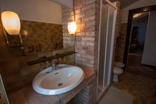 A bathroom at La Corte Di Nando