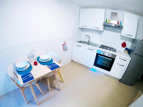 
A kitchen or kitchenette at Flat 93
