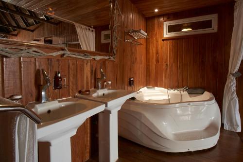 uma casa de banho com um WC, um lavatório e uma banheira em Catembe Gallery Hotel em Maputo