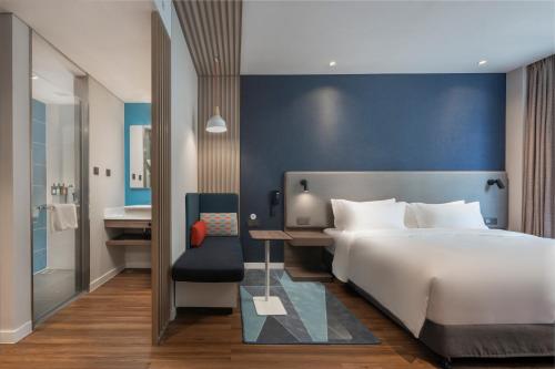 En eller flere senge i et værelse på Holiday Inn Express Jingdezhen Ancient Town, an IHG Hotel