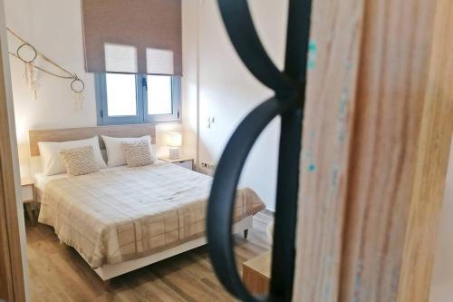- une petite chambre avec un lit et une fenêtre dans l'établissement ALKYONI - Stavi's Guesthouse, à Míloi