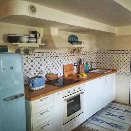 Kuchyňa alebo kuchynka v ubytovaní La Mandra, cottage tra gli ulivi