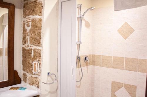 W łazience znajduje się prysznic i umywalka. w obiekcie Poseidon Alghero w mieście Alghero