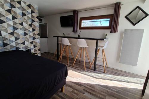 - une chambre avec une table et des chaises dans l'établissement Halte Mignonne, à Houldizy