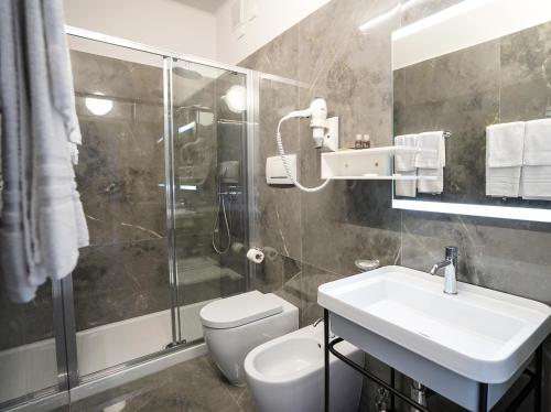 ヴェンティミリアにあるソーレ マーレのバスルーム(トイレ、洗面台、シャワー付)