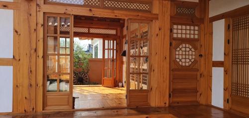 una puerta abierta a una habitación con puertas de madera en SiEunJae, en Gyeongju