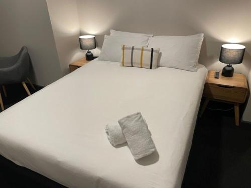 En eller flere senge i et værelse på Lakemba Hotel