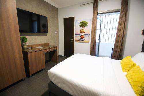 Postel nebo postele na pokoji v ubytování Miami Beach Hotel Tel Aviv