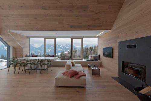 a living room with a couch and a fireplace at Exclusive Alpenlodge ski in ski out Galsterberg in Pruggern