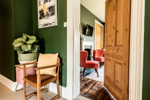 Ruang duduk di The Old Vicarage