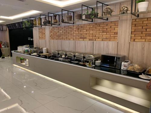 een keuken met een aanrecht in een restaurant bij فندق برام - Bram Hotel in Jeddah