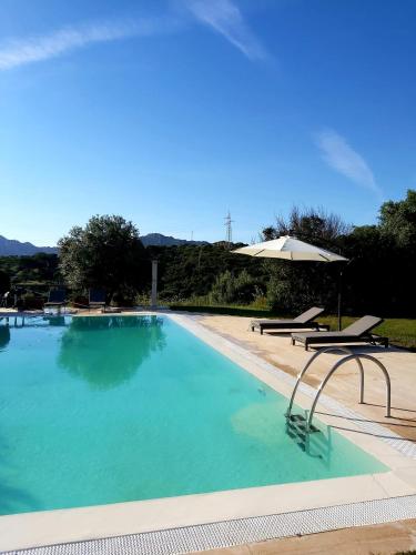 Πισίνα στο ή κοντά στο VILLA ALBA Esclusiva Villa con Piscina a Sfioro e Vista Mozzafiato sul Mare