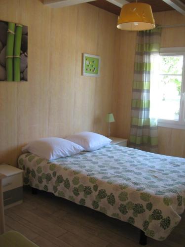 une chambre avec un lit et une fenêtre dans l'établissement Gîte de La Garenne, à Cozes