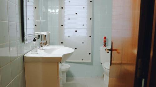 バレンシアにあるcheap roomsのバスルーム(洗面台、トイレ、鏡付)