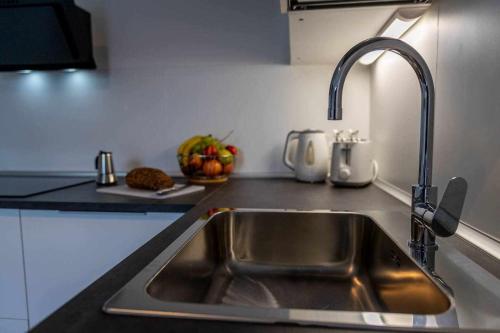 a kitchen counter with a sink and a fruit bowl at Numero 53 Tenna OSPITAR in Tenna 