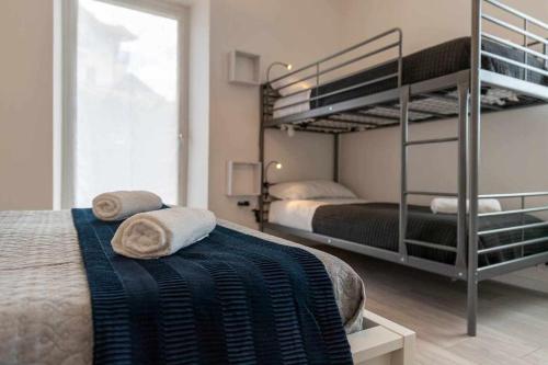 a bedroom with two beds and a bunk bed at Numero 53 Tenna OSPITAR in Tenna 