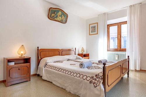 a bedroom with a large bed and a window at Casa Mincoti Piazza Terragnolo OSPITAR in Piazza