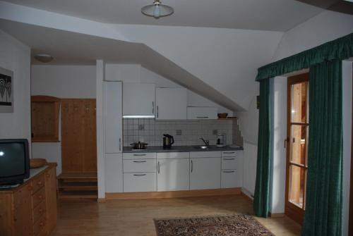 A kitchen or kitchenette at Schattseiterhof