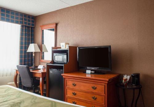 Quality Inn Beckleyにあるテレビまたはエンターテインメントセンター