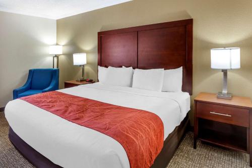 Comfort Inn Hoffman Estates - Schaumburg tesisinde bir odada yatak veya yataklar