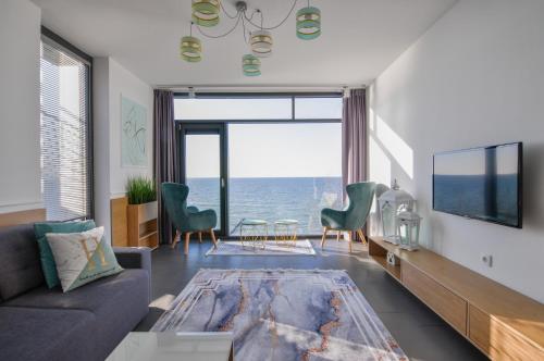 a living room with a view of the ocean at Apartament Nadmorski Luksus - Boulevard in Ustronie Morskie