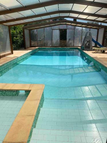 ein großer Pool mit blauem Wasser in der Unterkunft Chambres privées dans maison avec grand parc et piscine proche Via Rhona in Andancette